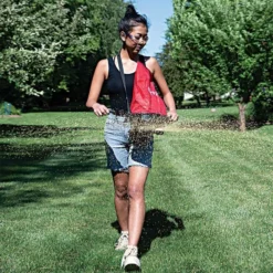 Earthway Hand Crank Spreader With 20lb Nylon Bag Hopper -Garden Store e27 inuse vert